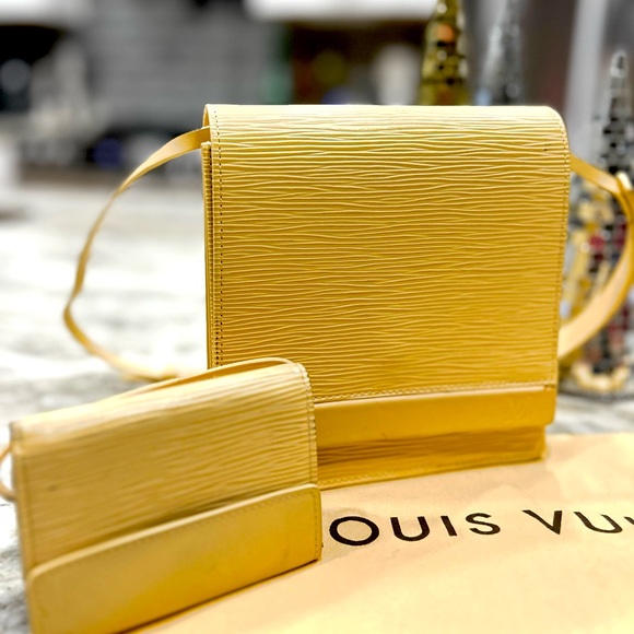 Bundle Louis Vuitton Authentic Epi Leather Shoulder Bag with Matching Compact - Picture 3 of 10